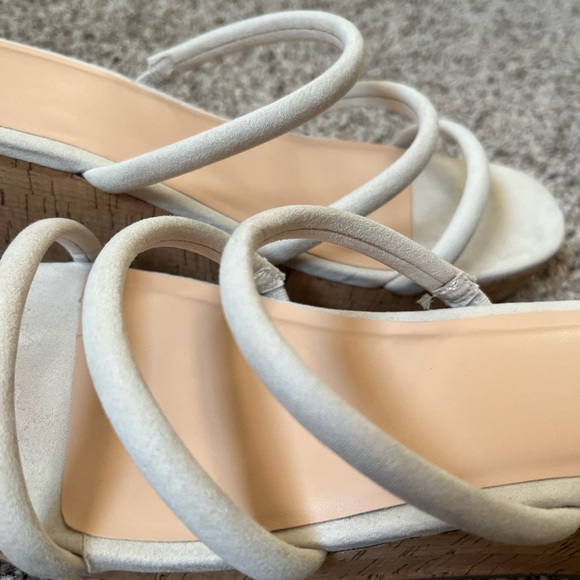 tan/ off white easy to walk in soooo classy - Picture 3 of 5